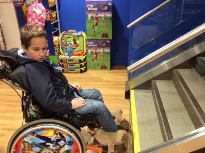 Esta-conmovedora-foto-muestra-los-obstáculos-de-un-niño-en-silla-de-ruedas-1